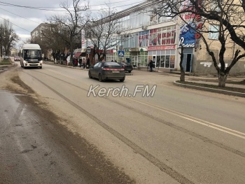 Новости » Общество: Обещанного три года ждут: разметку на Ульяновых никто не спешит исправлять