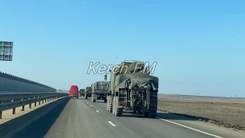 Новости » Общество: Керчане продолжают встречать колонны военной техники на «Тавриде»