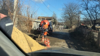 Новости » Общество: Керчане с ул. Пушкина сначала не могли дождаться бригаду водоканала, а потом начала работ