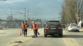 Новости » Общество: В Керчи коммунальщики убирают обочины дорог