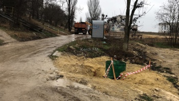 Новости » Общество: Керчане боятся, что в повреждённый резервуар у школы № 19 могут упасть дети