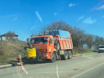 Новости » Общество: На выезде из Керчи моют дорожные знаки