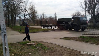 Новости » Общество: Через Керчь проехала колонна военной техники