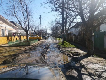 Новости » Общество: Мичурина, Модина, Крымская в Керчи: отсутствие асфальта на дорогах не повод прогуливать школу