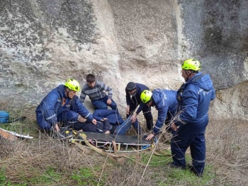 Новости » Общество: В Крыму мужчина упал с 15-метровой скалы во время прогулки