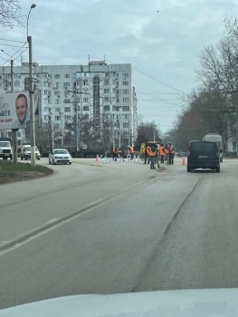 В Керчи осужденные убирали дорогу на Чкалова
