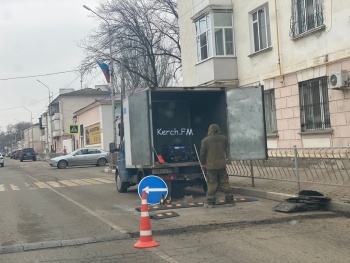 Новости » Общество: На Пирогова устанавливали новые «лежачие полицейские»