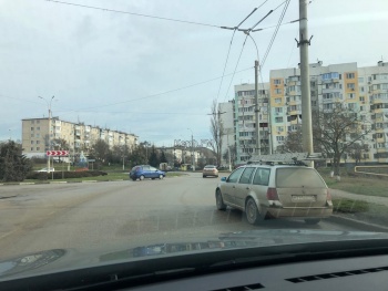 Новости » Общество: На кольце на КУОРе  в Керчи произошло ДТП