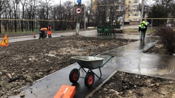 Новости » Общество: На улице Рыбаков заасфальтировали пешеходные дорожки, работы продолжаются