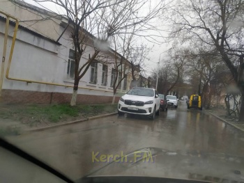 Напротив русской общины в Керчи прорвало канализацию