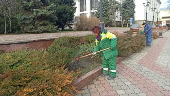 Новости » Общество: В центре Керчи зеленхоз приступил к весенней прополке цветников