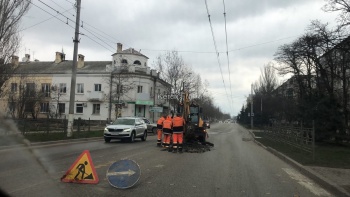 Новости » Общество: Ремонта хватило на два месяца – на Свердлова вновь разрыли дорогу