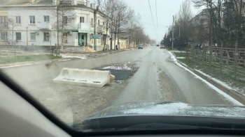 Новости » Общество: На Свердлова не хватило асфальта, чтобы заасфальтировать яму на дороге