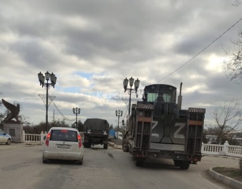 Новости » Криминал и ЧП: Въезд в Керчь встал в километровой пробке из-за военных