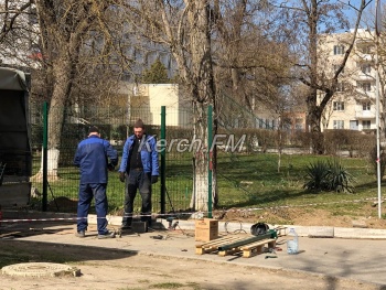 Новости » Общество: Вокруг Керченского судомеханического техникума устанавливают ограждения