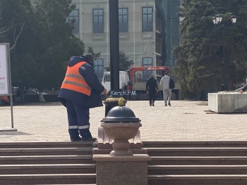 Новости » Общество: В Керчи на улице Ленина покрасили фонари