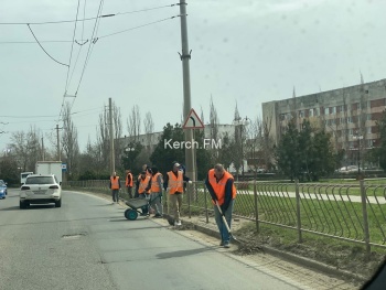 В Керчи осужденные приступили к очистке дороги на Вокзальном шоссе