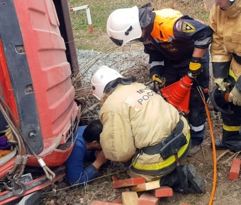 Крымские спасатели вытащили из-под 30-тонного грузовика мужчину