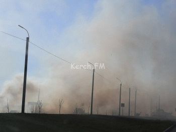 В считанные минуты улица Буденного в Керчи превратилась в дымовую завесу из-за пожара