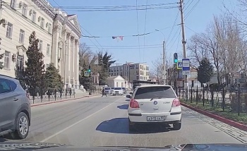 Пешеходы продолжают игнорировать новый светофор на Свердлова