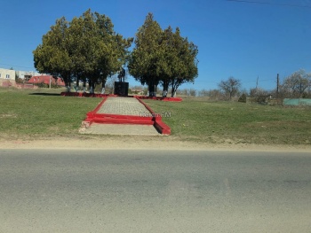Главное красные – бордюр у памятника на Партизанском решили не восстанавливать