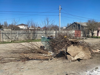 Керчане жалуются на горы мусора по улице Шевякова