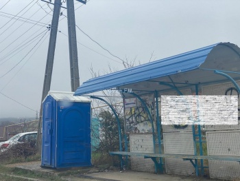В Керчи на ул. Пушкина около остановки установили туалет