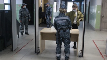 В Керчи охрана Минтранса предотвратила ввоз штык-ножа к автомату Калашникова