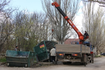 Для ремонта дороги на ул. Комарова убрали мусорные контейнеры