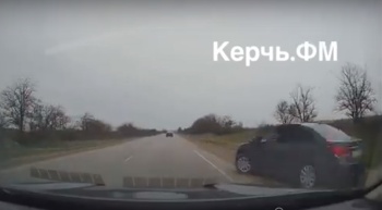 На въезде в Керчь чуть не произошла авария из-за невнимательности водителя