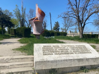 Территория у памятника подпольщикам и партизанам в Керчи заросла травой