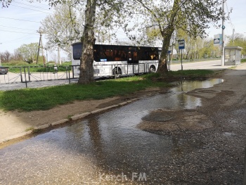 Новости » Общество: За остановкой «Промбаза» порвало новую трубу: все течет в привычную лужу и двор керчан