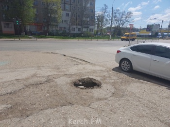 На оживленной улице в центре Керчи провалился люк