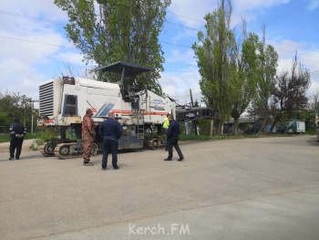 Новости » Общество: С почином: дорожную технику пригнали на Льва Толстого в Керчи