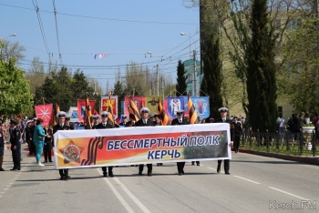 Новости » Общество: Тысячи керчан прошли в шествии Бессмертного полка (видео)