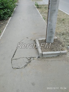 Новости » Общество: Вовремя: аварийные столбы начали менять, повредив новый асфальт в Керчи