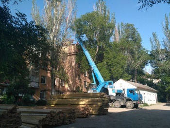 Новости » Общество: К ремонту кровли приступили еще в одной керченской многоэтажке – на ул. Кирова