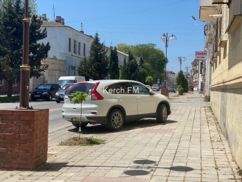 Новости » Общество: Еще один автохам: керчане пожаловались на парковку некоторых водителей в Керчи на тротуаре