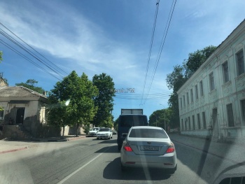 Новости » Общество: Пешеходы вновь создали пробку в центре Керчи