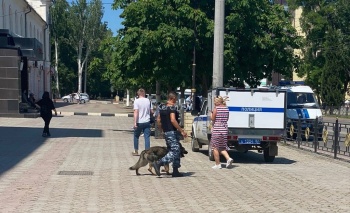 Новости » Криминал и ЧП: Волна минирований дошла до Керчи: кинологи и полиция работают в гостинице