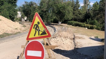 Новости » Общество: В Керчи ремонтируют дорогу по ул. Олега Кошевого