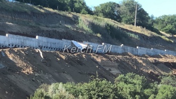 Новости » Общество: В Аршинцево завершили заливку противооползневой подпорной стены