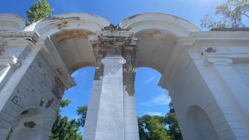 Штукатурка с арок в Приморском парке осыпается на прохожих