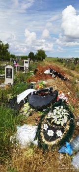 Керчане у могилы родственника на кладбище обнаружили свалку
