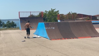 На «Черепашке» в Керчи продолжают ремонтировать скейт-парк