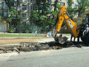 Новости » Общество: Одна полоса перекрыта: на Свердлова роют дорогу из-за порыва