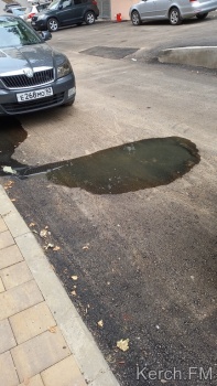 Чего и стоило ждать: канализация разлилась по новой дороге во дворе по Ульяновых