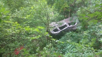 Машина с людьми рухнула в обрыв в Крыму, погибли двое