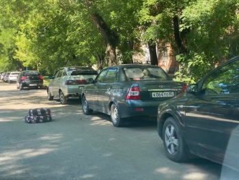 На Кирова на дороге установили покрышки