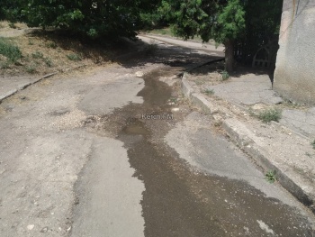 Керчане жалуются на канализацию, текущую пятый день между жилых домов